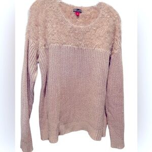 Pink pullover sweater Vince Camuto. Long sleeve top is fuzzy eyelash pink M
C